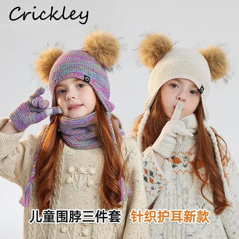 Зимние детские шапки с помпонами