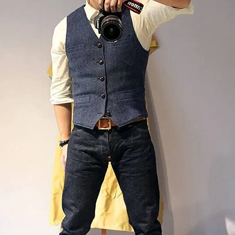 Мужские костюмы с v-образным вырезом