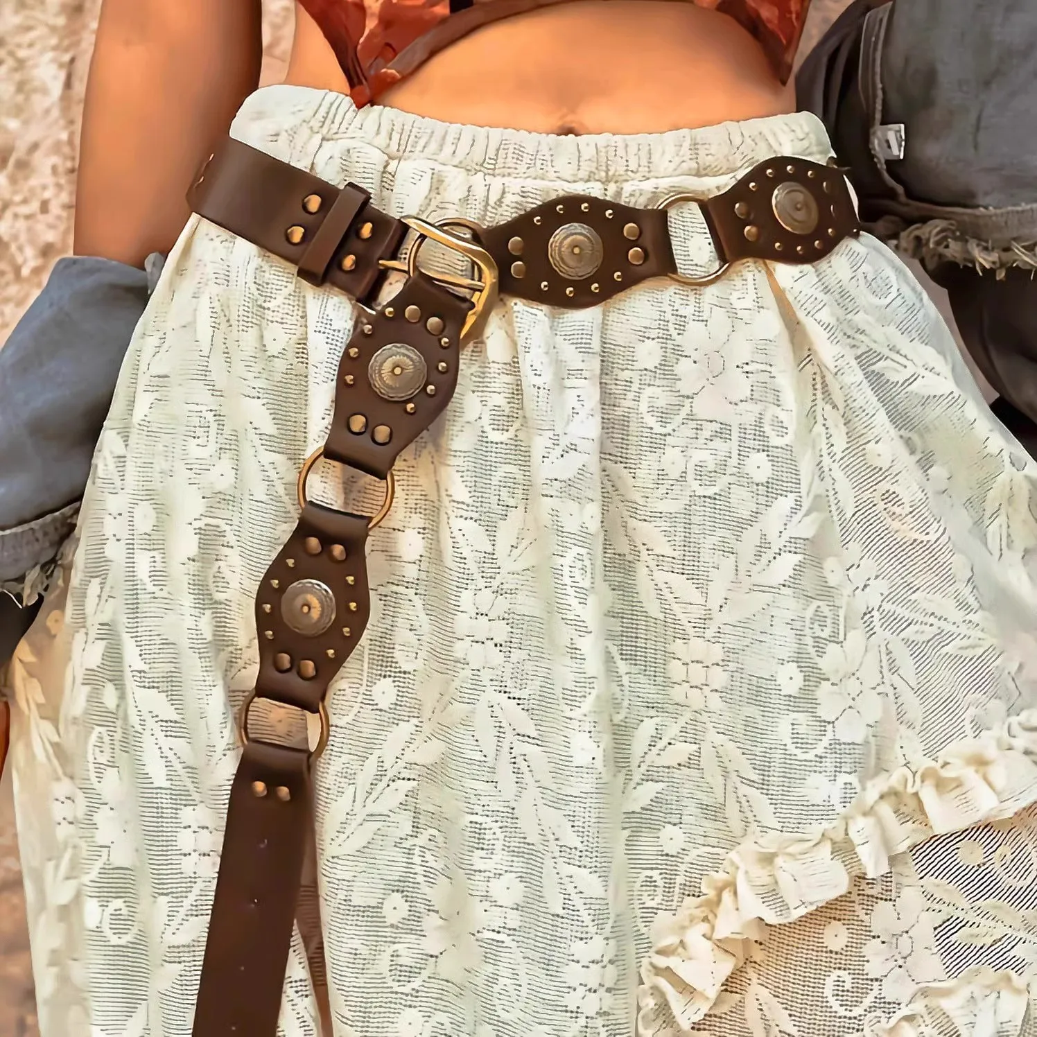 Кожаный ремень в стиле пэчворк с ковбойскими заклепками в стиле вестерн