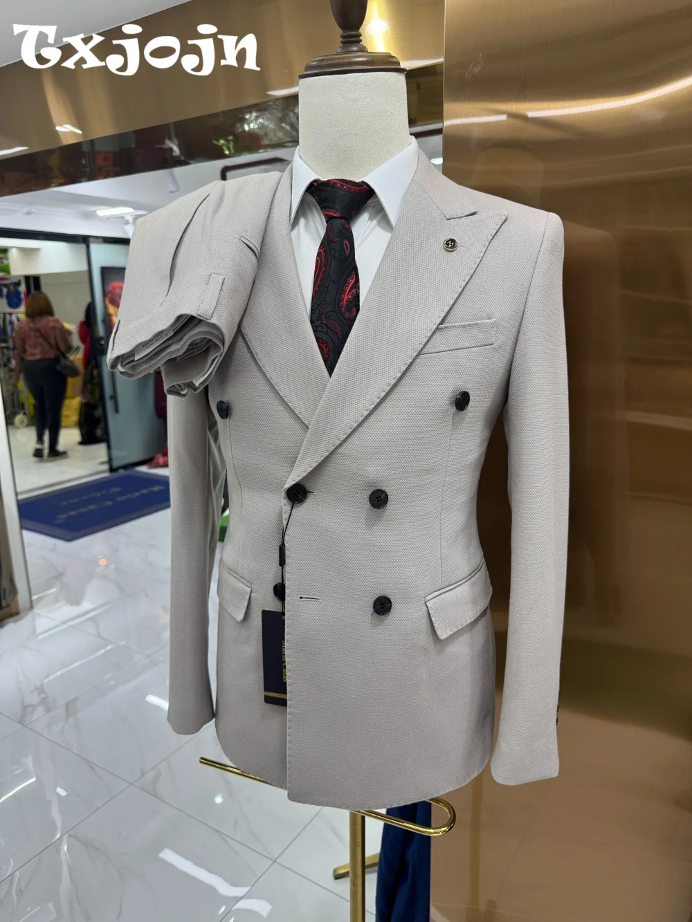 Классический двубортный мужской костюм - Фотография_4