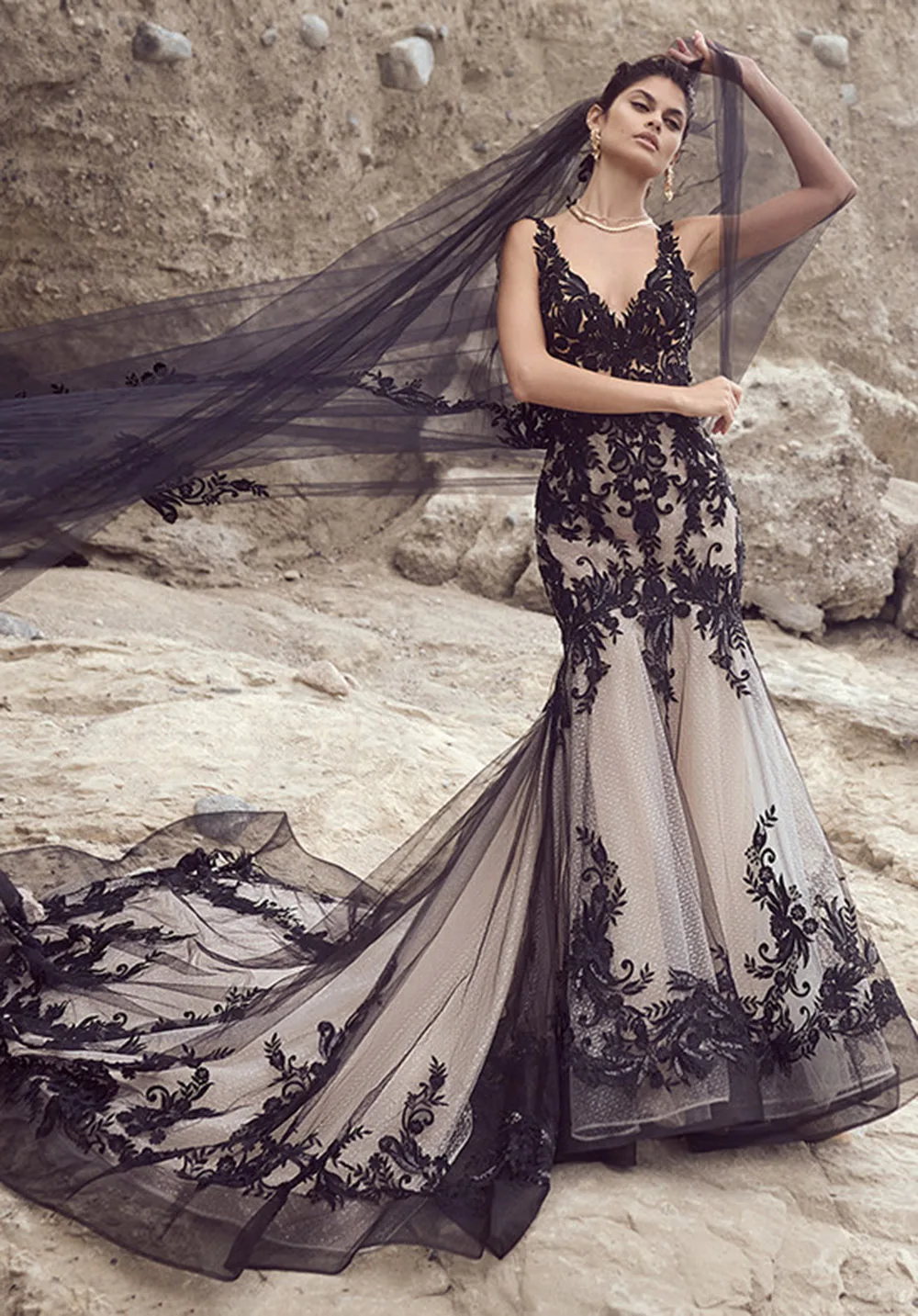 Гламурное свадебное платье с открытой спиной и v-образным вырезом - Фотография_2