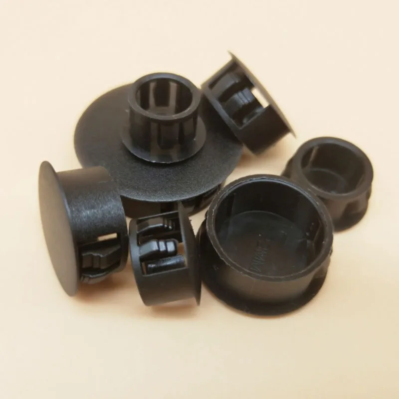 Черные круглые пластиковые заглушки с защелками на отверстиях - Фотография_3