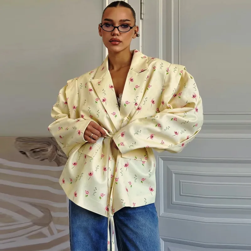 Женский пиджак на шнуровке с подкладкой на плечах - Фотография_4