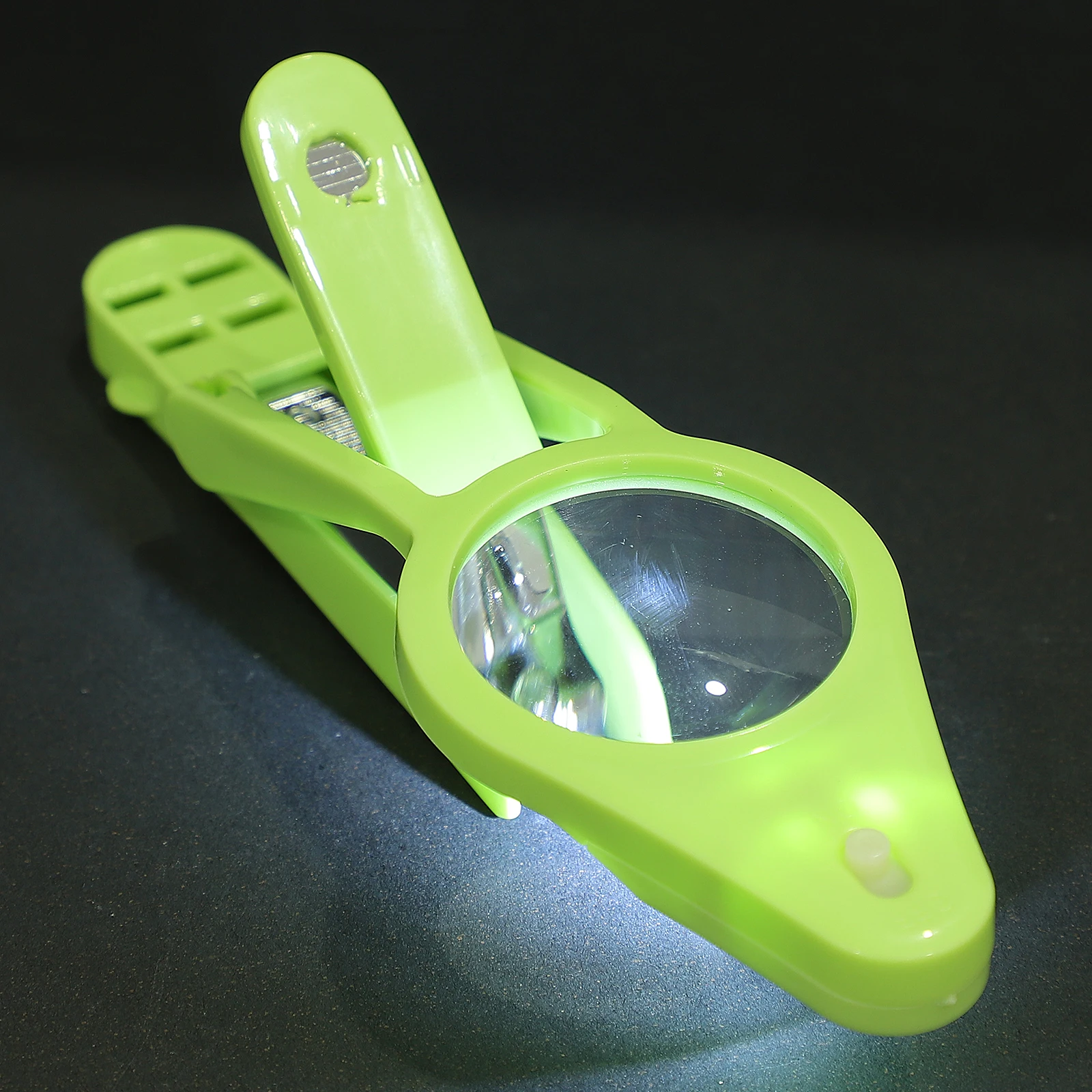 Детские кусачки для ногтей со световой лупой