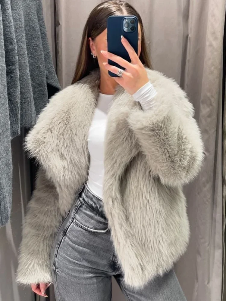 Однотонное женское короткое пальто из искусственного меха