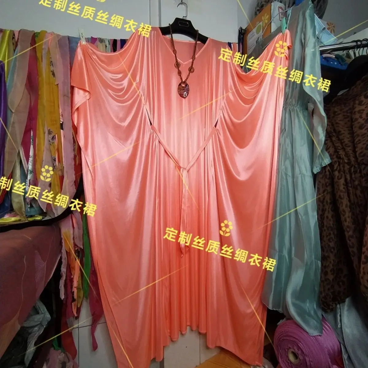 Блестящее сексуальное женское атласное платье с рукавом «летучая мышь» - Фотография_6