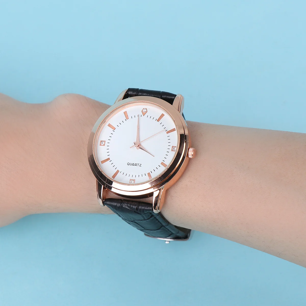 Кварцевые часы для пары с черным ремешком - Фотография_4