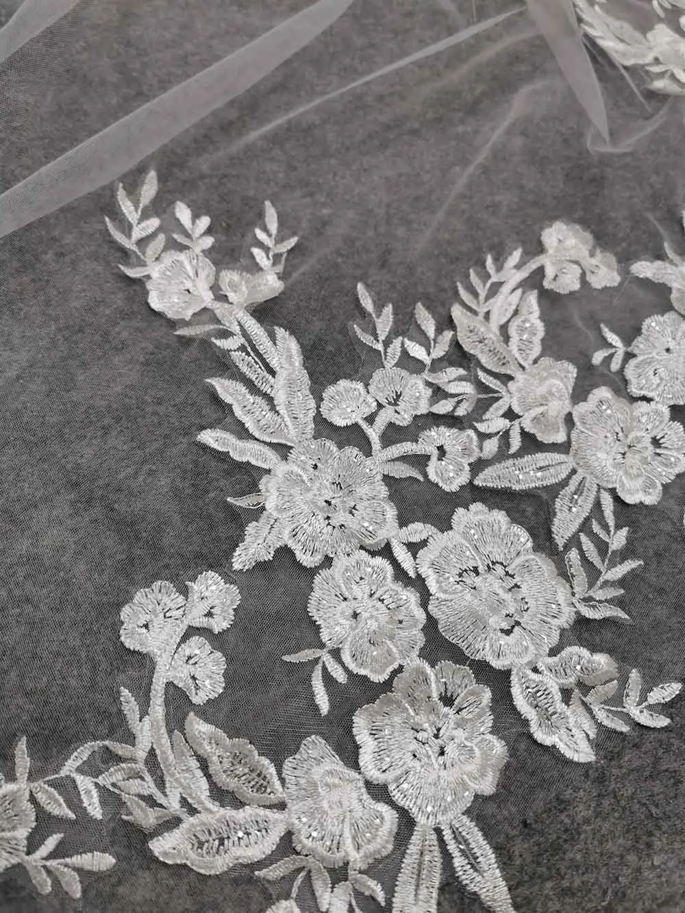 Красивая короткая кружевная свадебная фата с блестками - Фотография_4