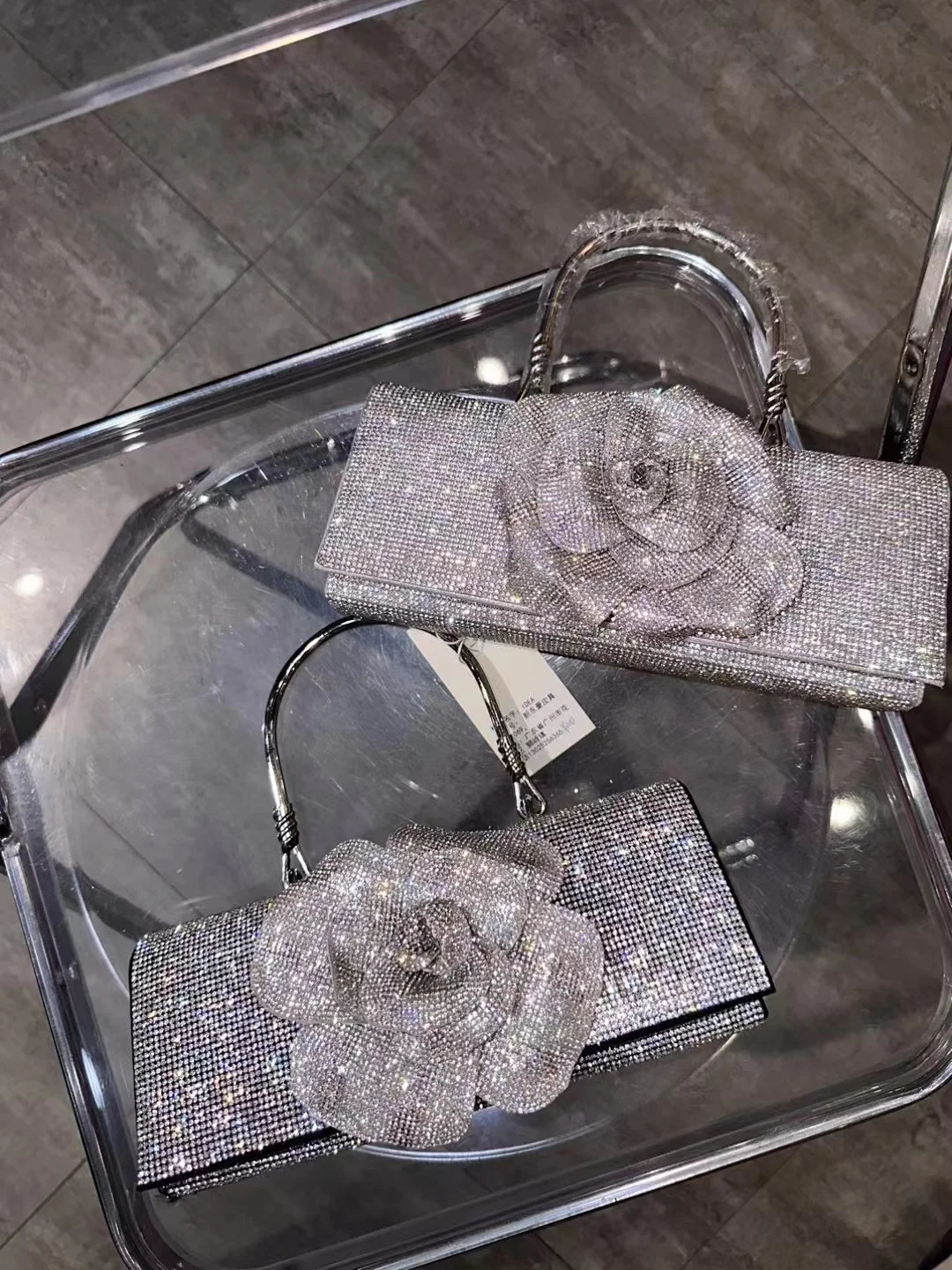 Квадратная сумка с блестками и бриллиантами и цветочным принтом - Фотография_5