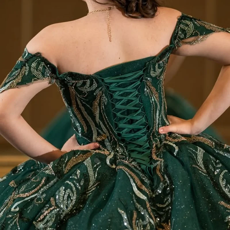 Блестящее темно-зеленое платье quinceanera с открытыми плечами - Фотография_3