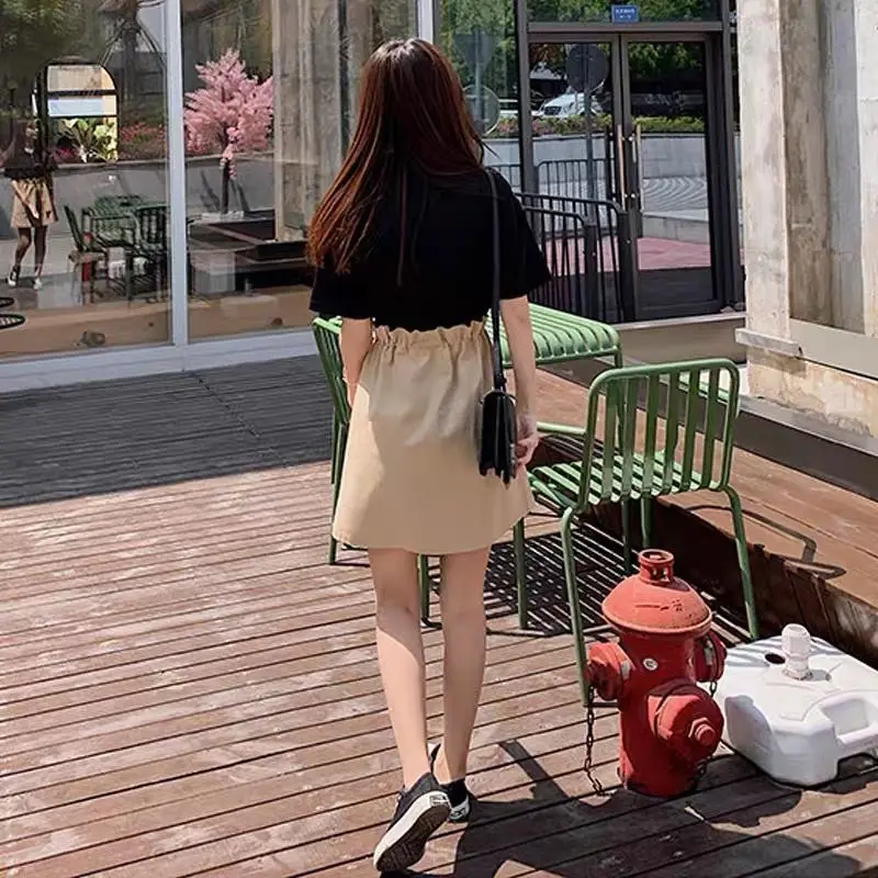 Летнее приталенное платье с контрастными цветами - Фотография_4