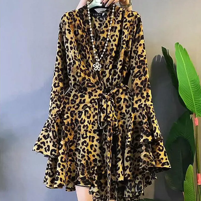 Платье-мини с v-образным вырезом - Фотография_2