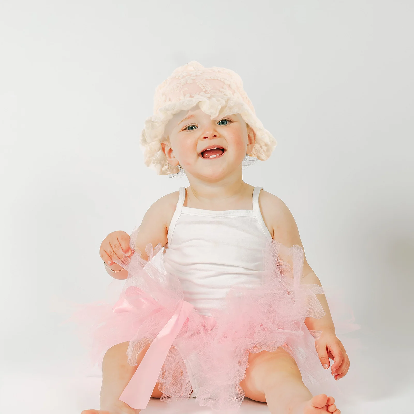 Кружевной капот для маленьких девочек