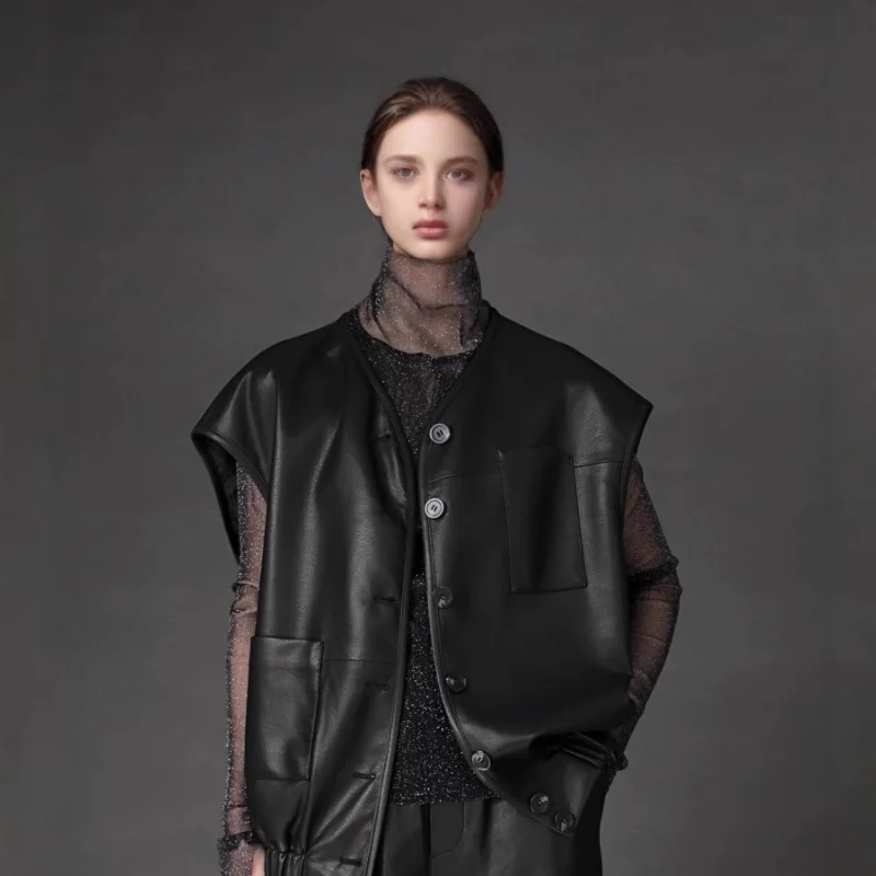 Женский кожаный жилет с большими карманами - Фотография_2