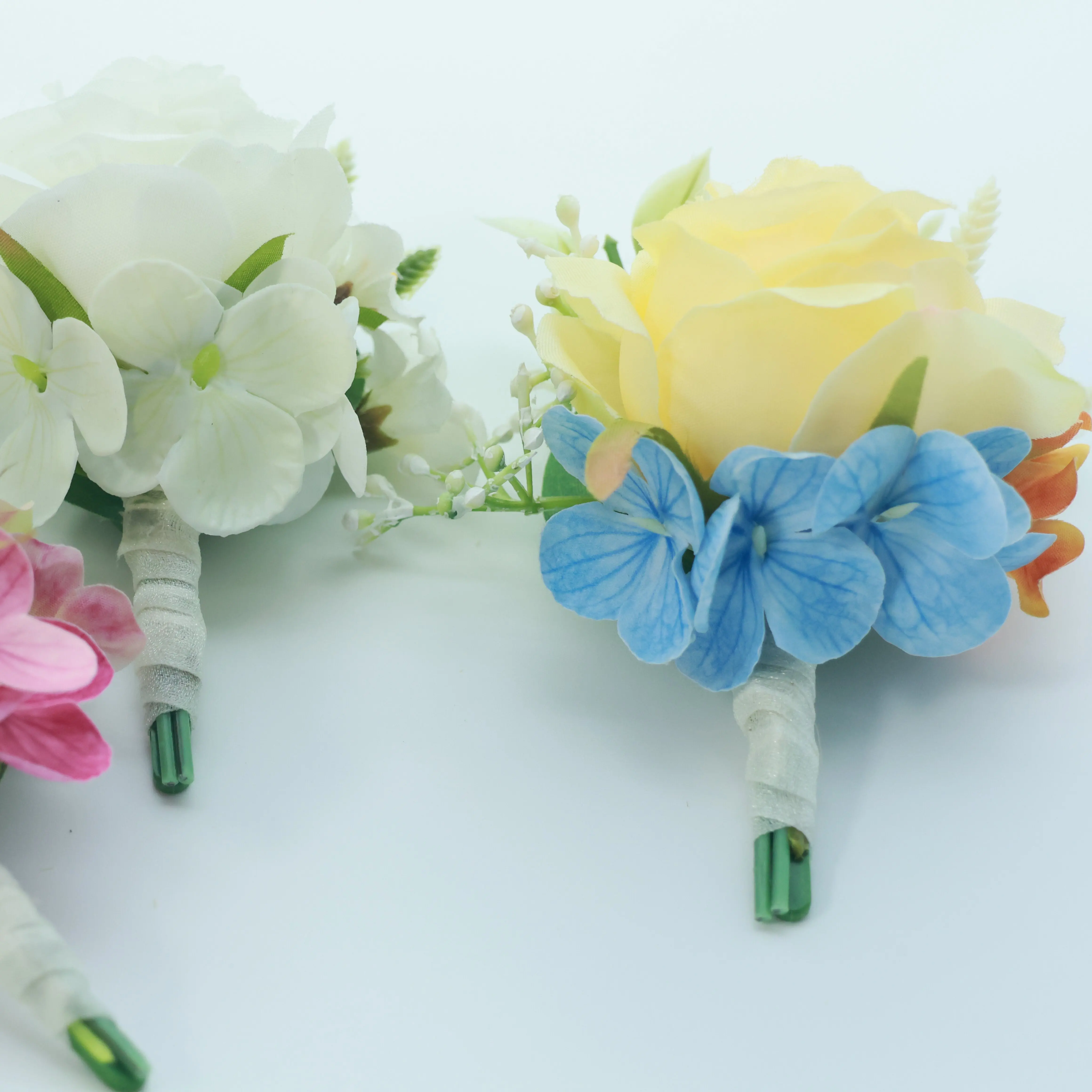 Желтый корсаж и бутоньерка с цветком для свадьбы - Фотография_6