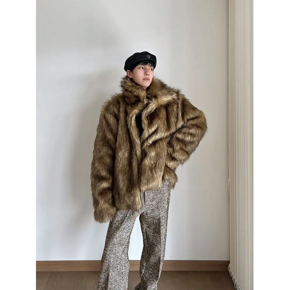 Короткое зимнее пальто из лисьего меха