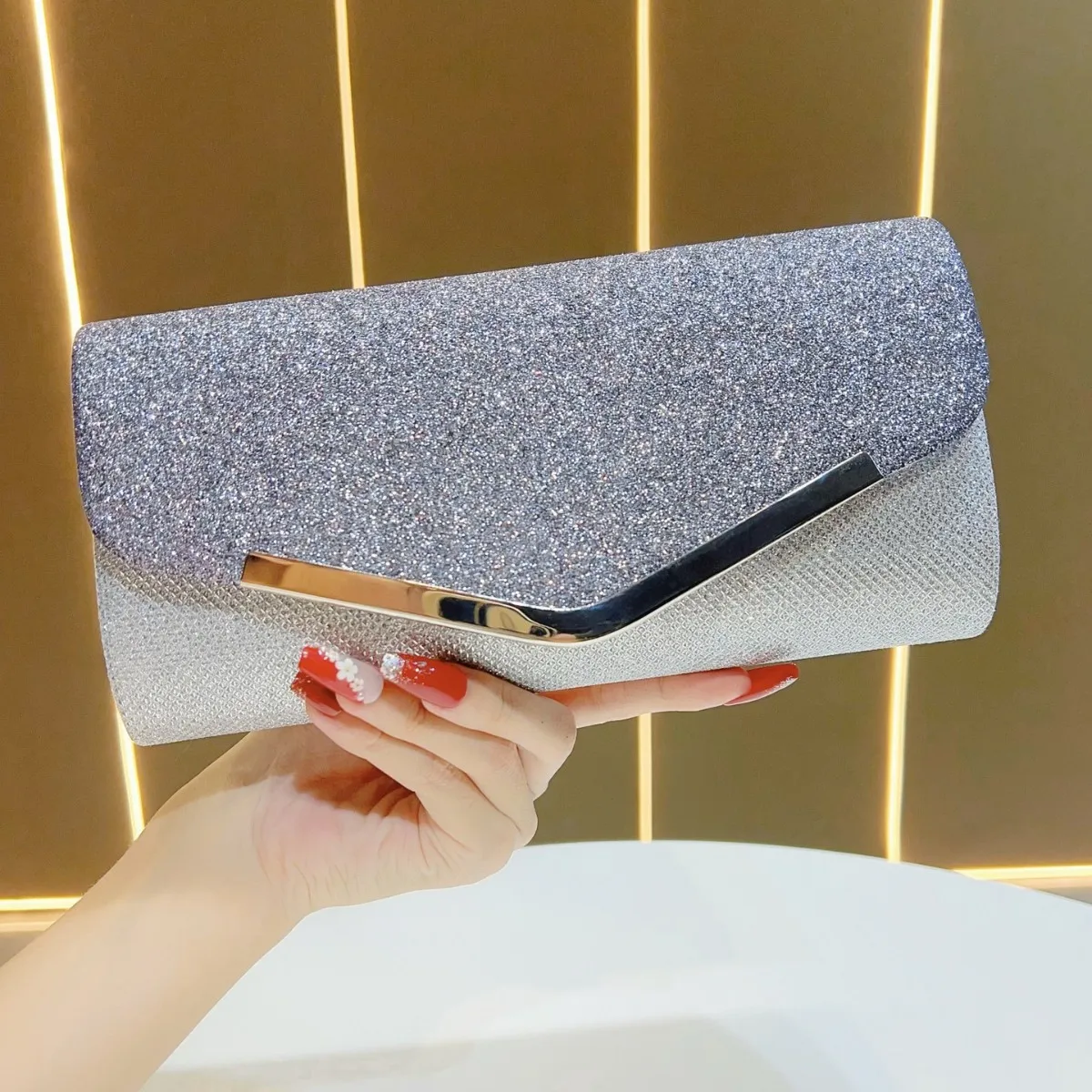 Элегантный блестящий клатч