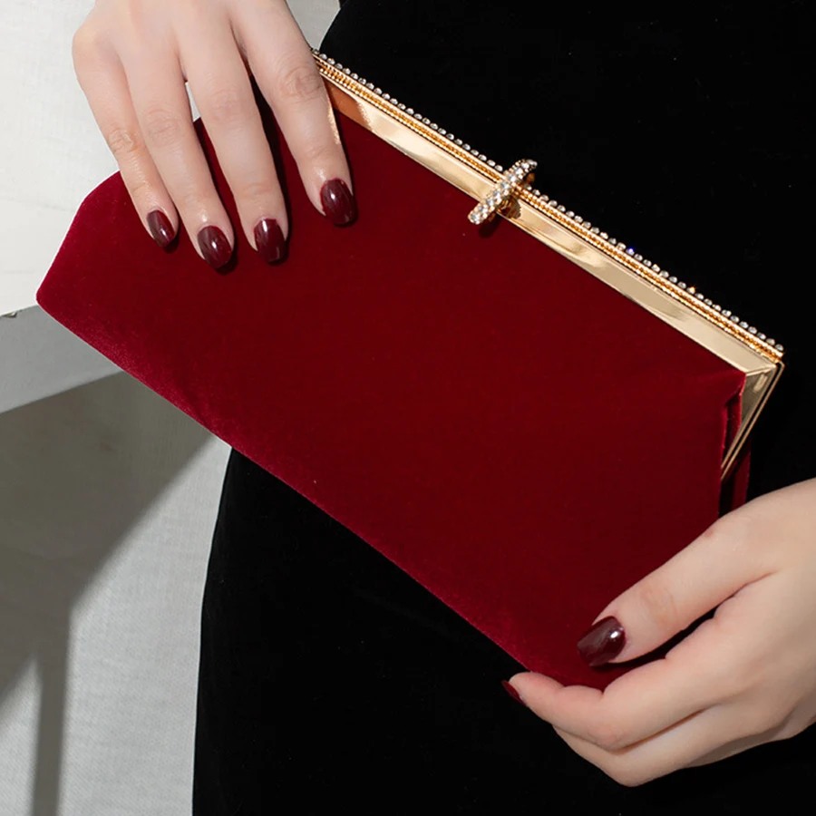 Бархатные вечерние сумки в стиле ретро