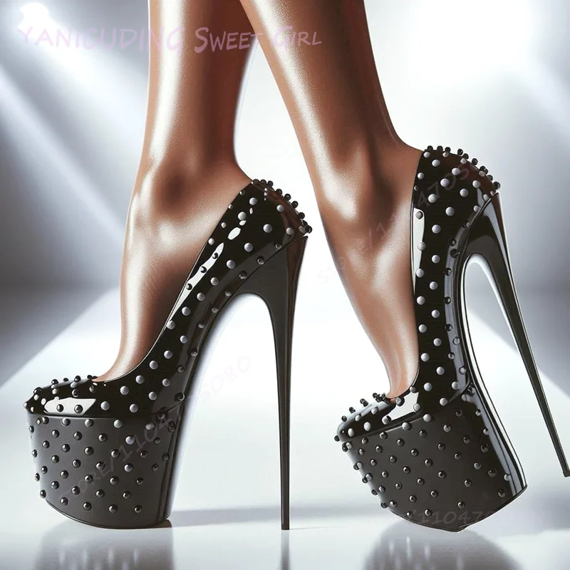 Черные туфли-лодочки на высокой платформе с заклепками на шпильке