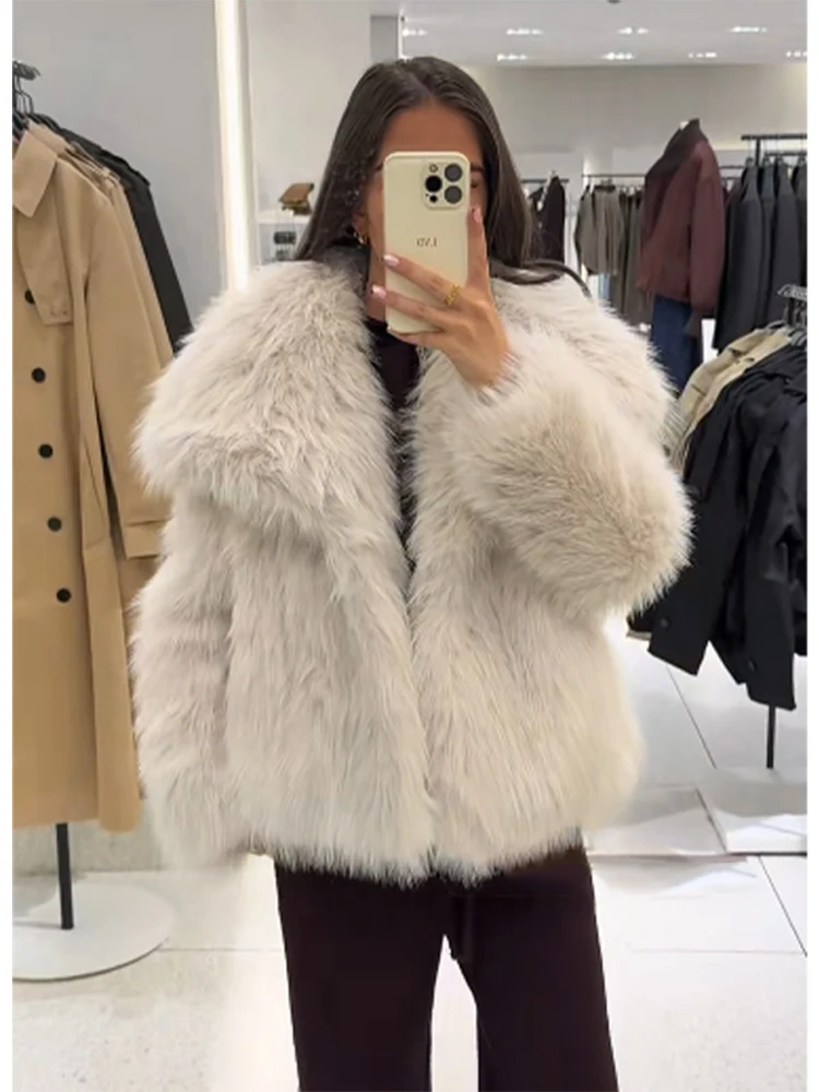 Однотонное женское короткое пальто из искусственного меха - Фотография_2