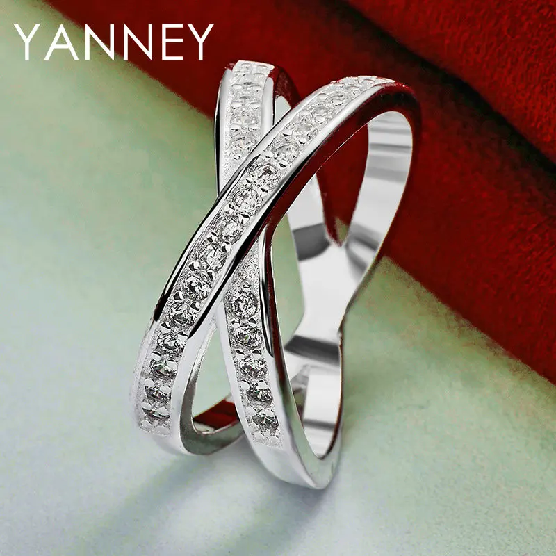 Женское кольцо из серебра 925 пробы с фианитом - Фотография_2