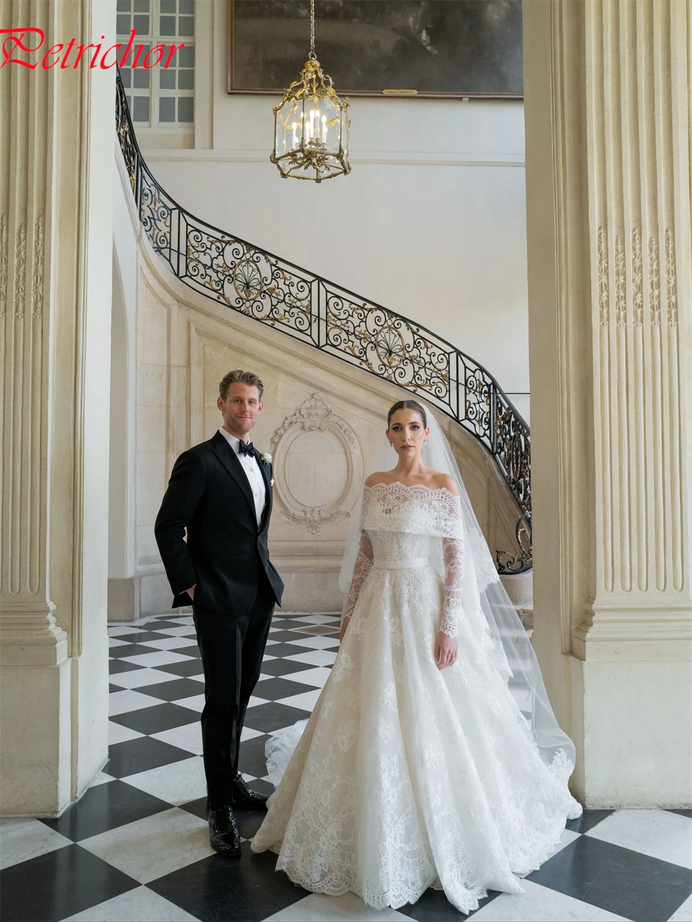 Очаровательное белое кружевное свадебное платье по индивидуальному заказу - Фотография_3