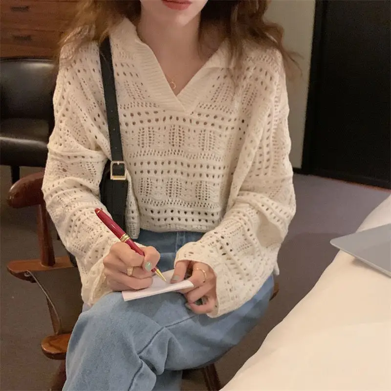 Женский пуловер поло с перфорацией