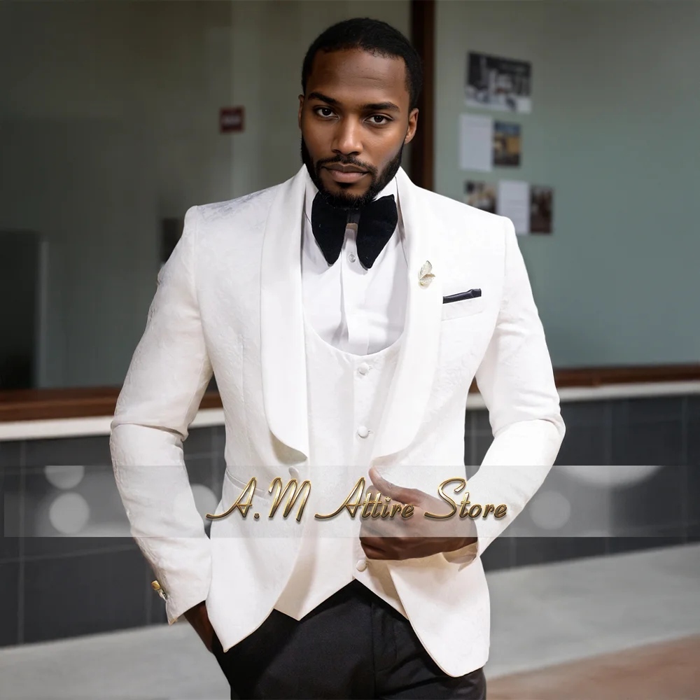 Белый жаккардовый мужской костюм из трех предметов