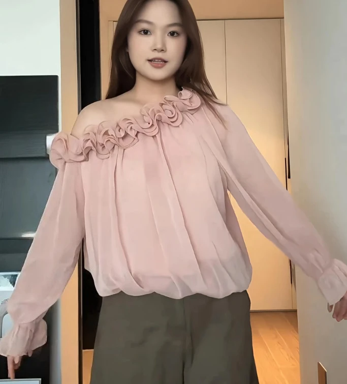 Осенняя рубашка больших размеров с объемным цветком - Фотография_2