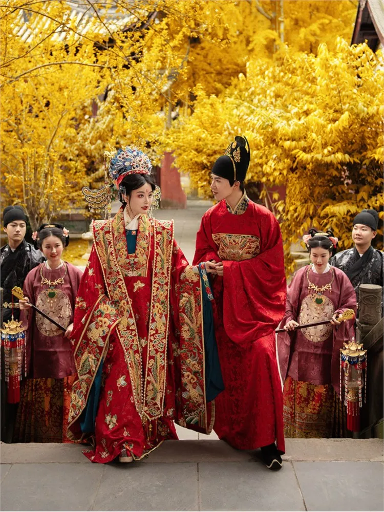 Свадебное платье для женщин — hanfu с золотой вышивкой - Фотография_2