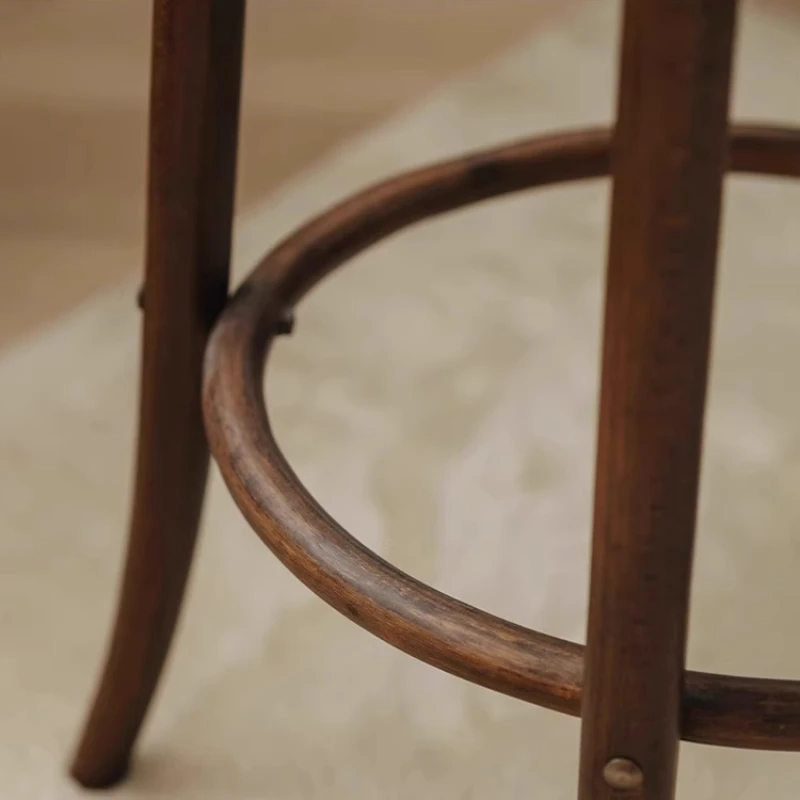 Эргономичные барные стулья из цельного дерева - Фотография_5