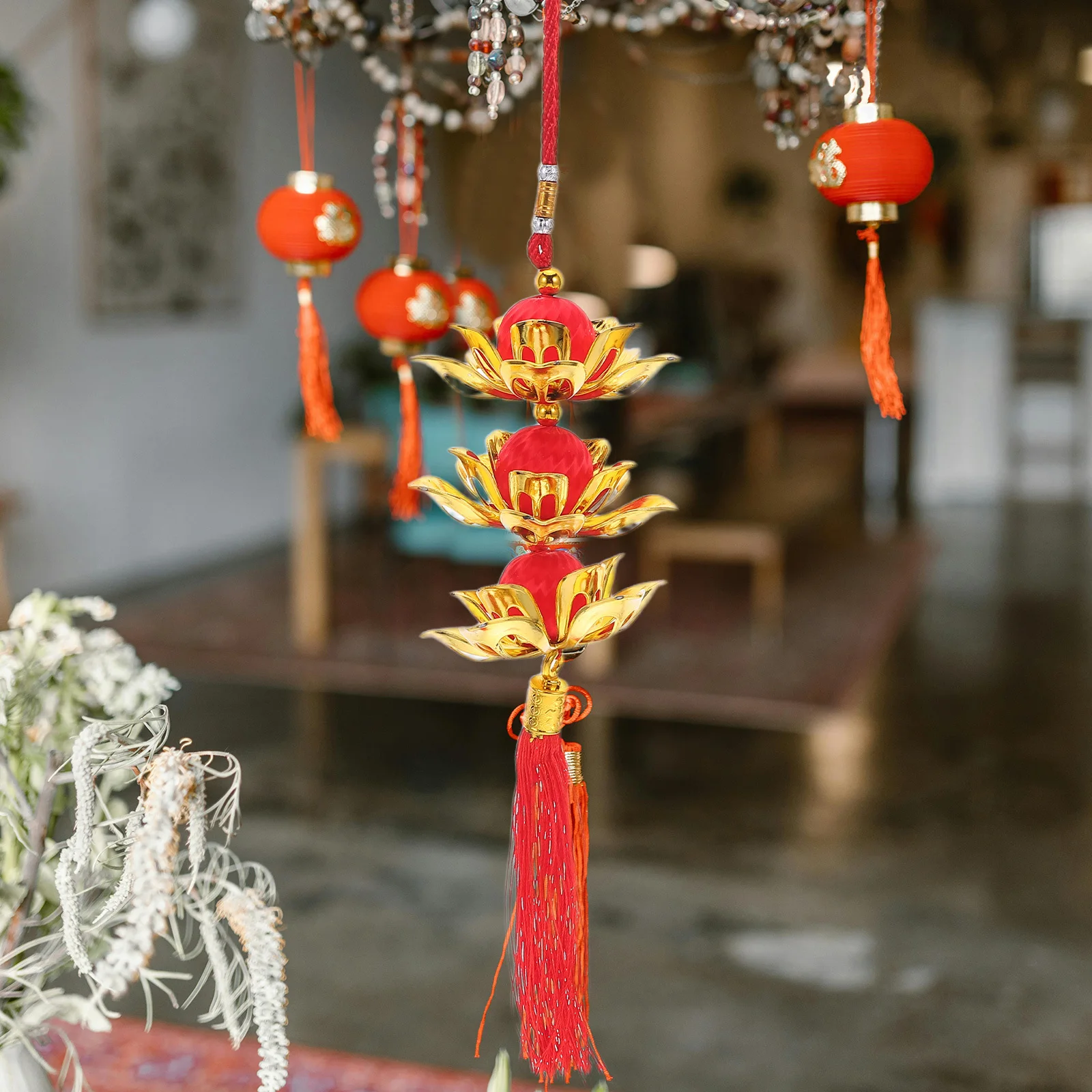 Яркий красный фонарь с кисточкой в виде лотоса - Фотография_5