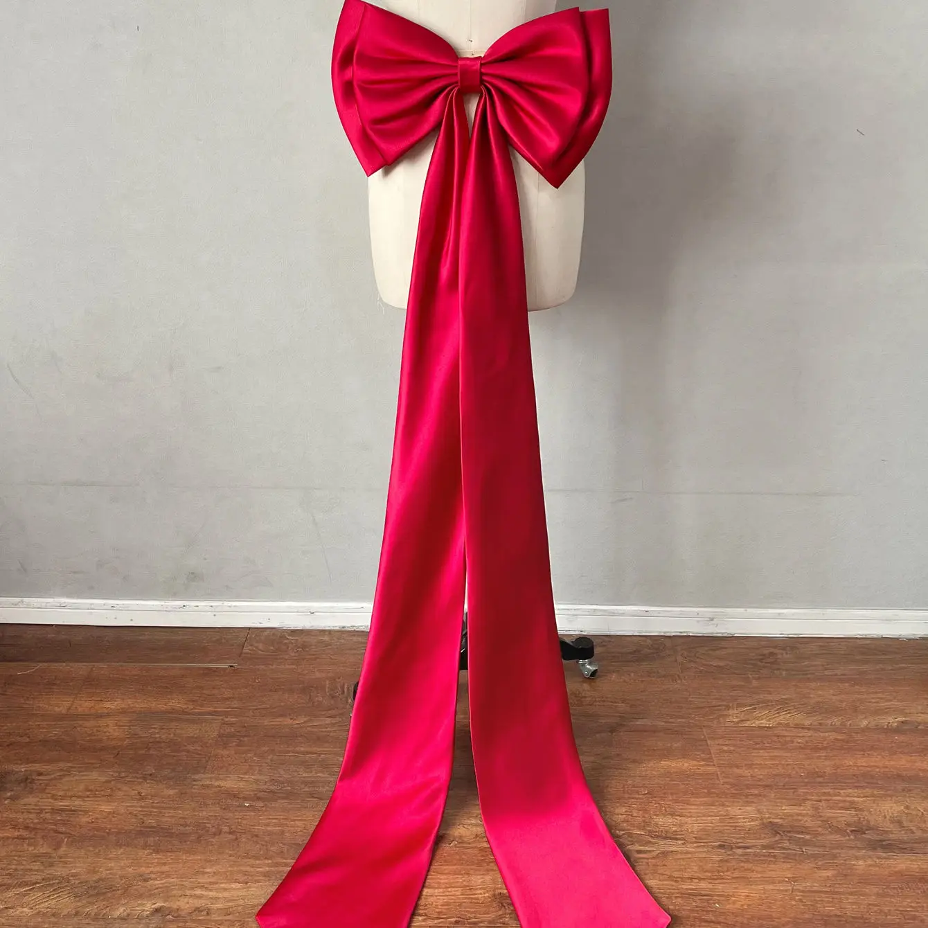 Атласные аксессуары для свадебного платья с большим бантом - Фотография_2