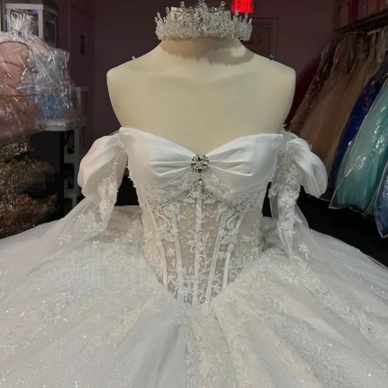Блестящее белое платье quinceanera с плечами