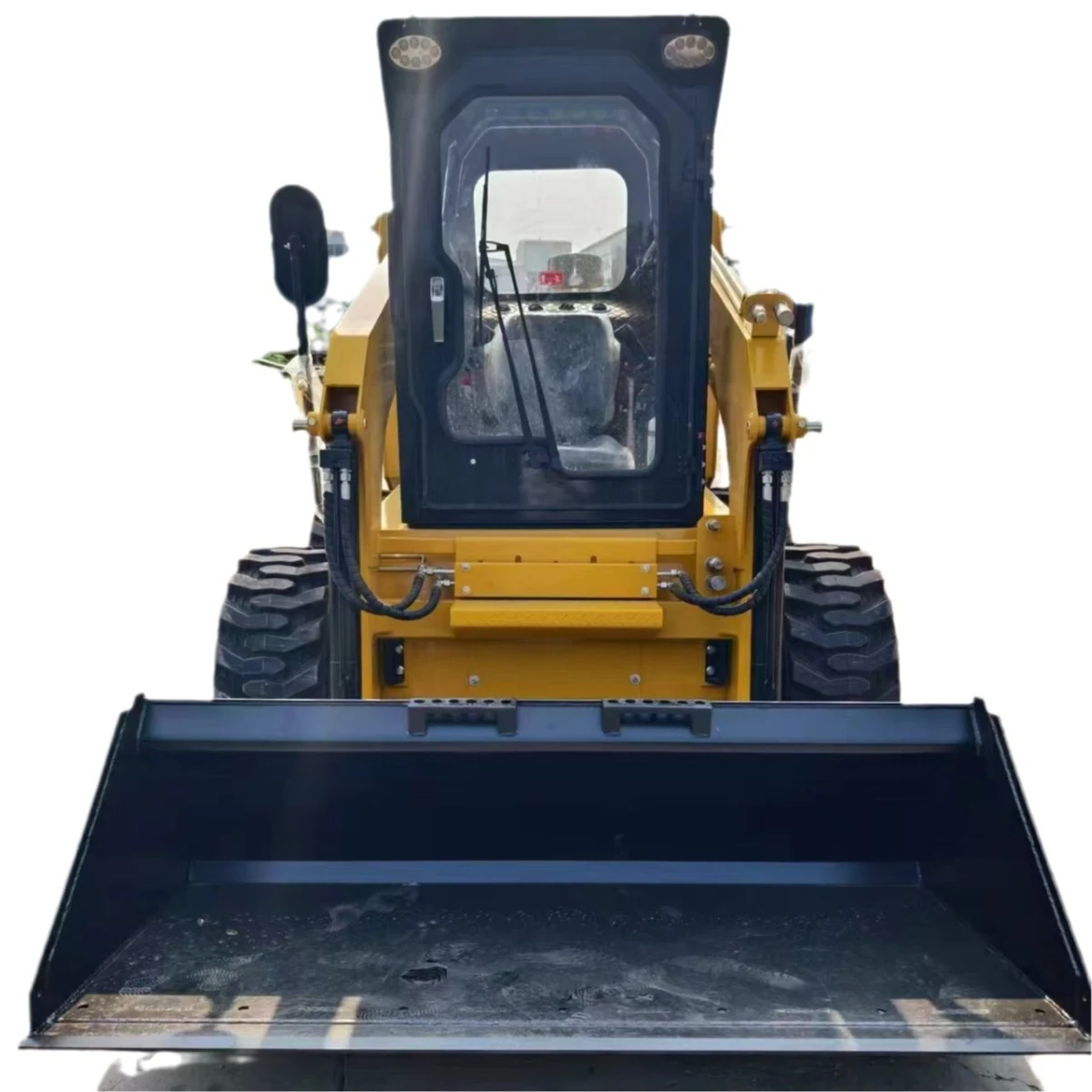 Небольшой мини-погрузчик с бортовым поворотом на строительной площадке - Фотография_5