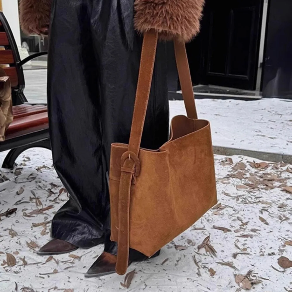 Женская сумка через плечо из искусственной замши большой вместимости - Фотография_3