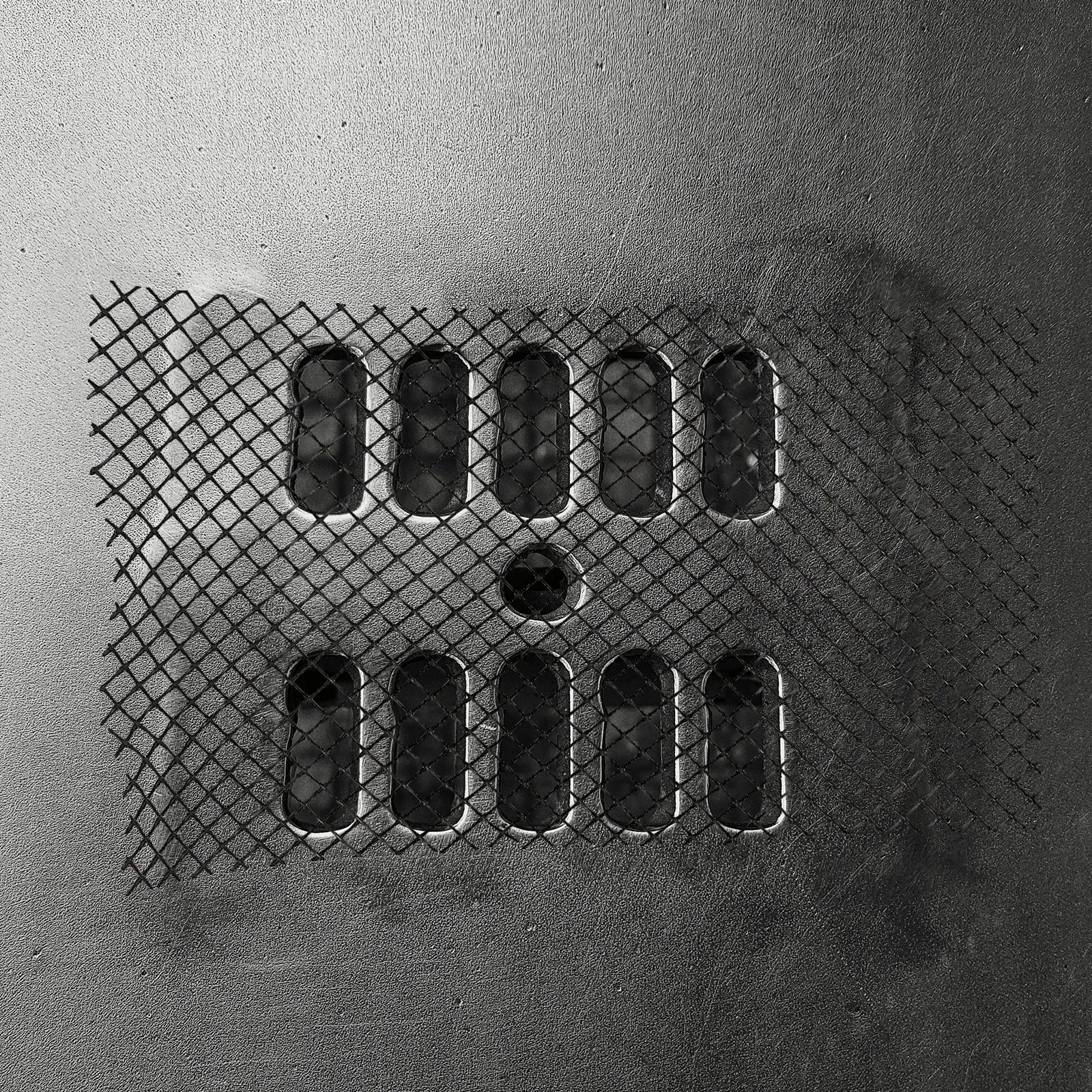 Пластиковая сетка для защиты желобов