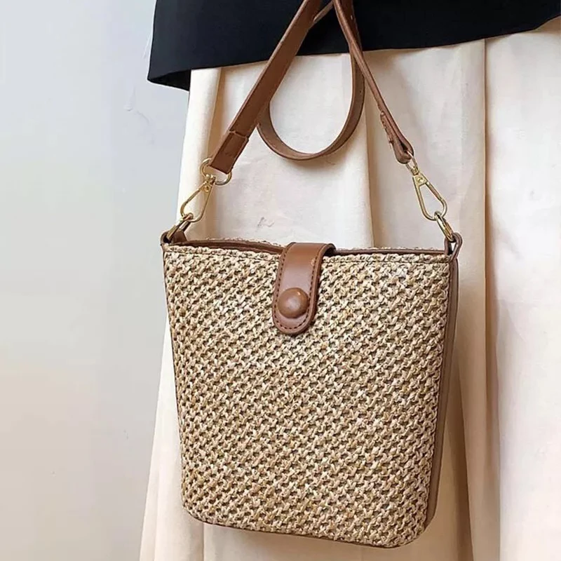 Женская маленькая плетеная сумка на плечо - Фотография_3