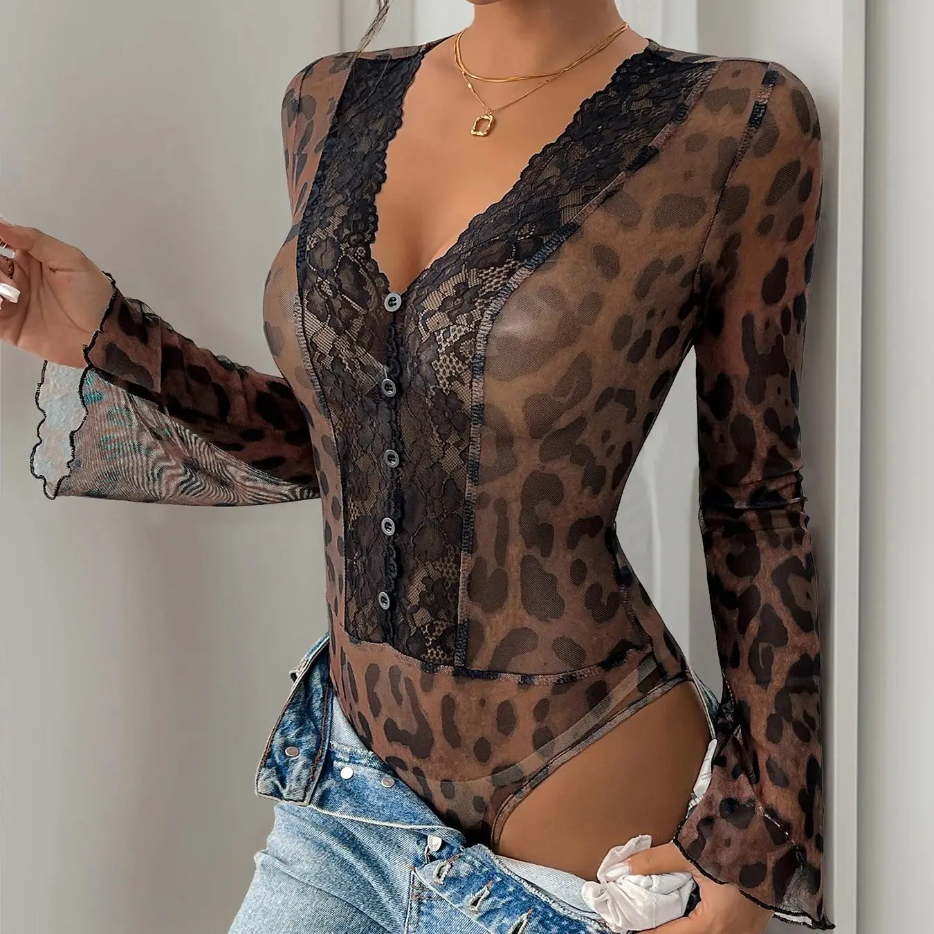 Боди с v-образным вырезом