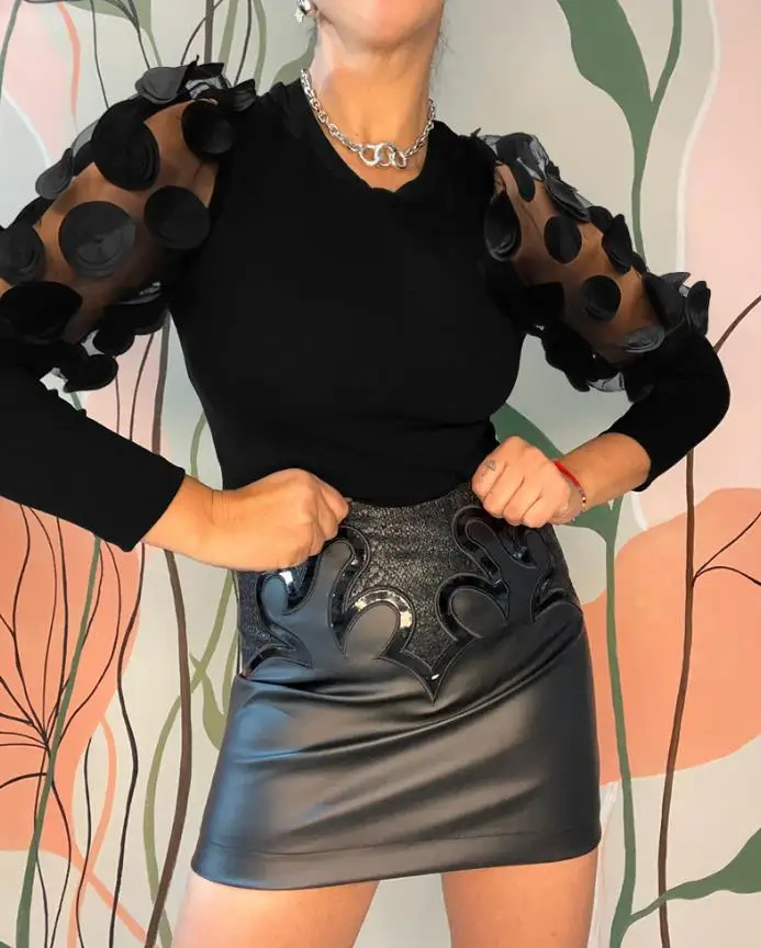 Трикотажная рубашка с длинными рукавами и прозрачной цветочной нашивкой