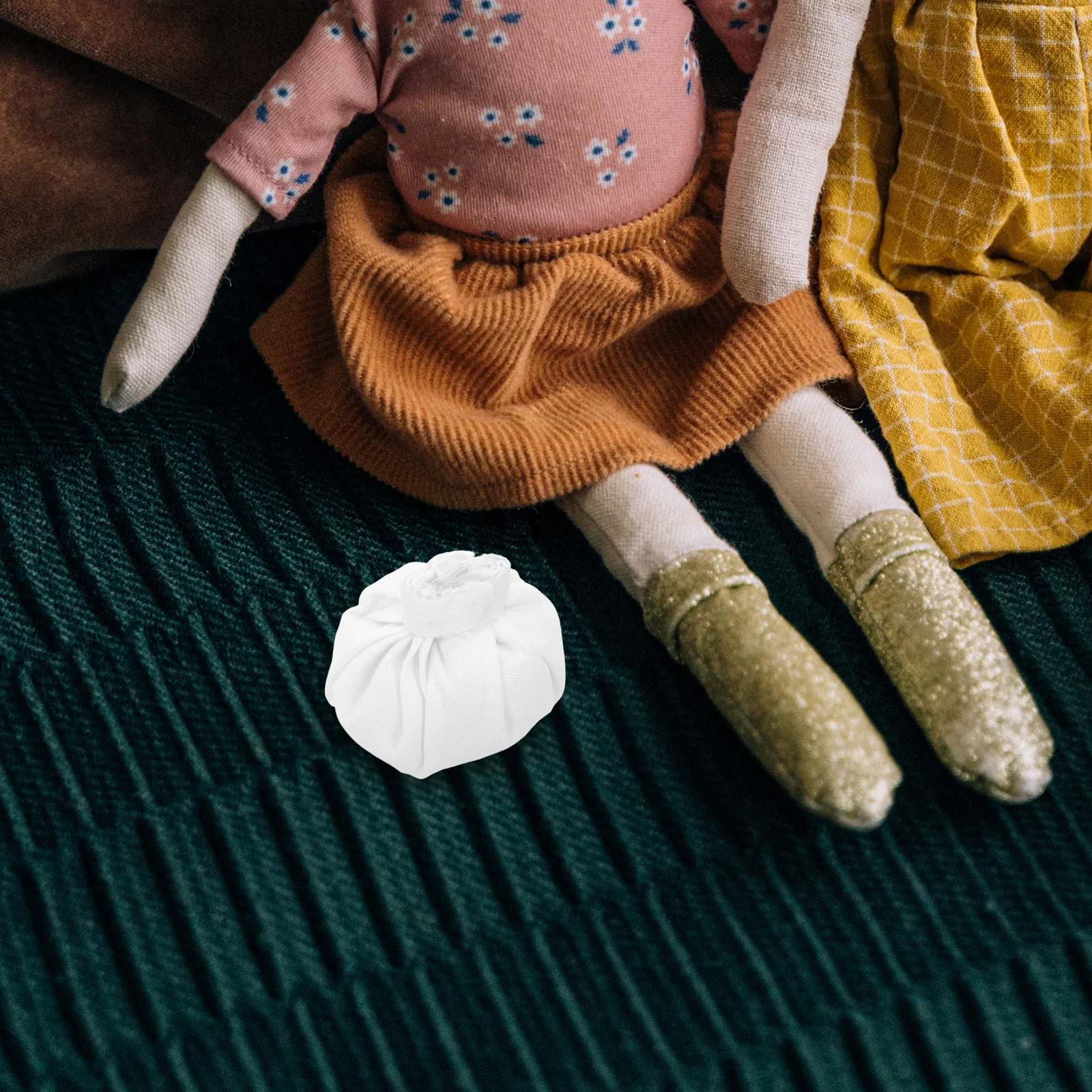 Шапки из белой мягкой ткани - Фотография_5