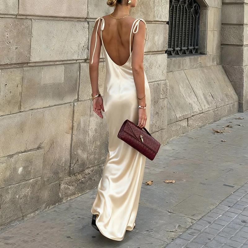 Женское элегантное атласное платье с открытой спиной