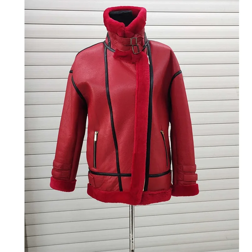 Красная меховая куртка женская