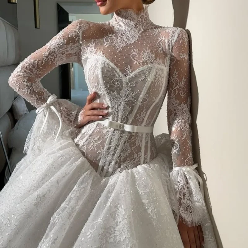 Кружевные белые свадебные платья с открытыми плечами - Фотография_3