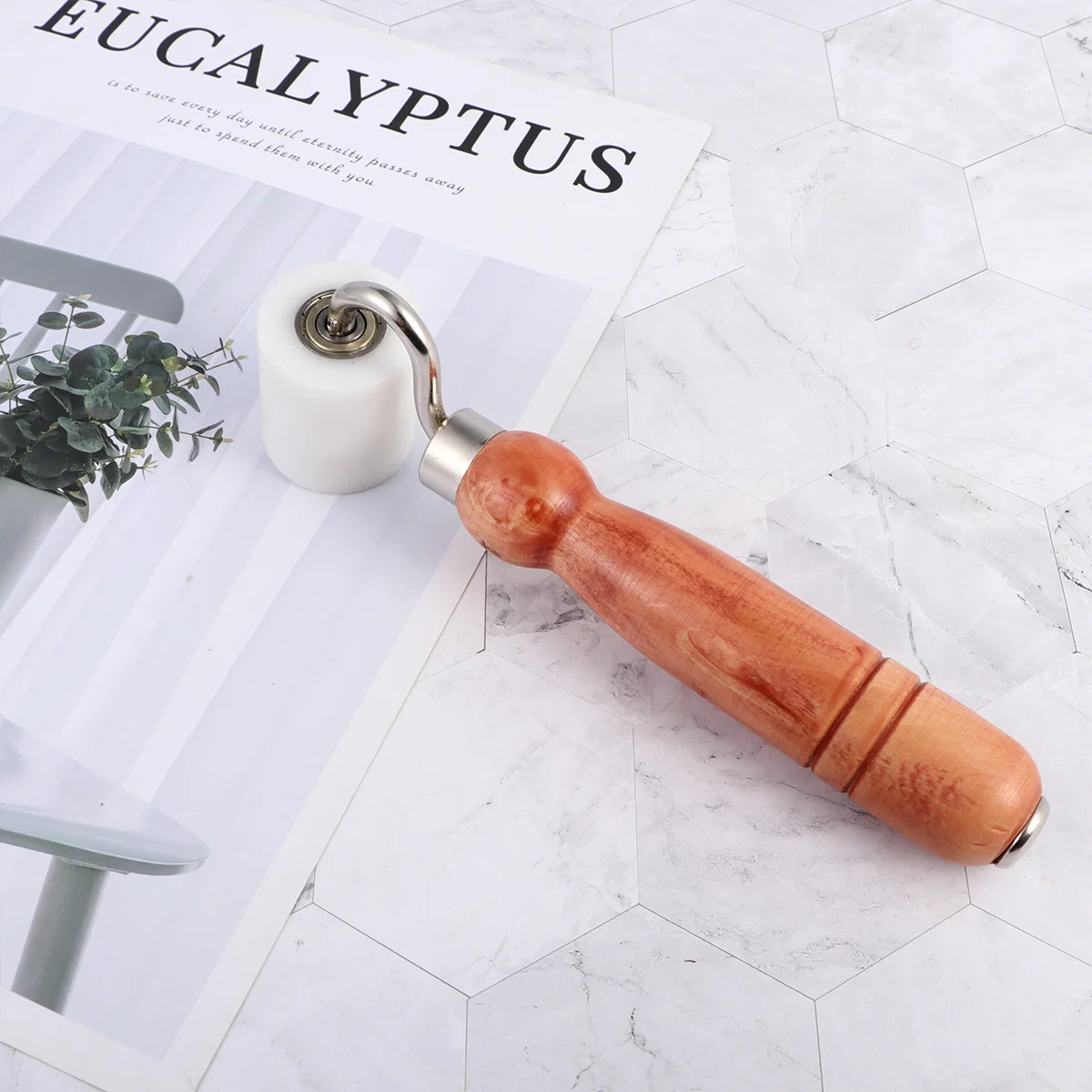 Практичный ролик для швов обоев