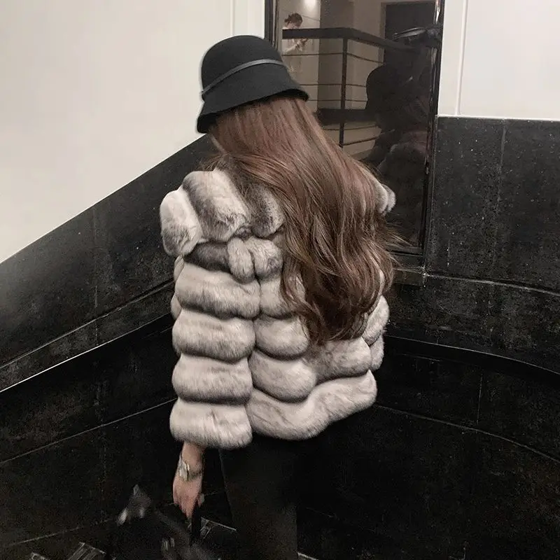 Женская укороченная шуба в полоску - Фотография_4