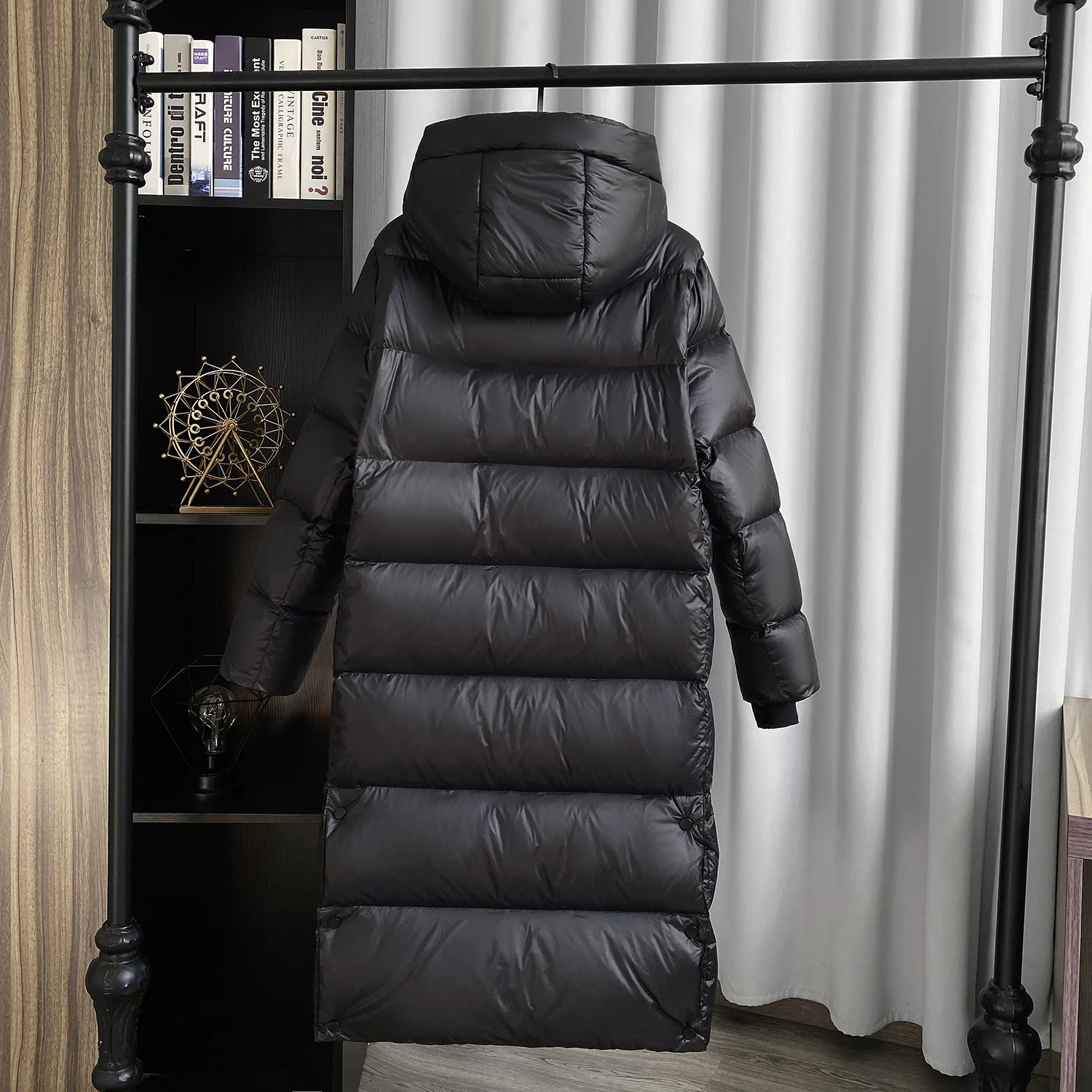 Зимний черный, золотой пуховик - Фотография_3