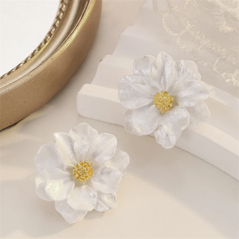 Женские серьги-подвески в виде