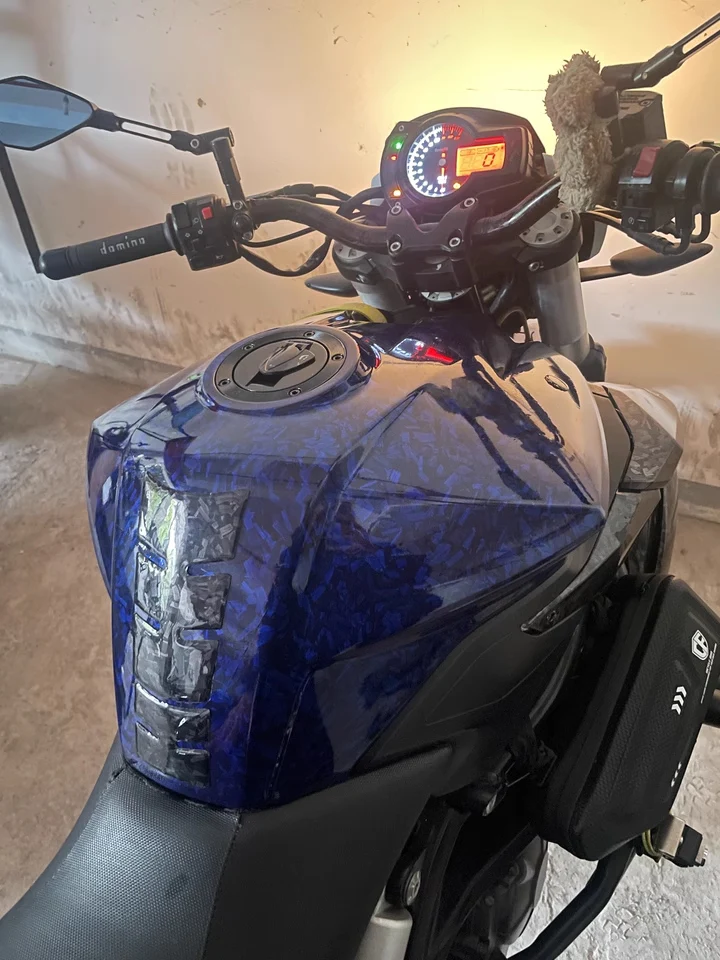 Глянцевая кованая виниловая пленка из углеродного волокна - Фотография_6