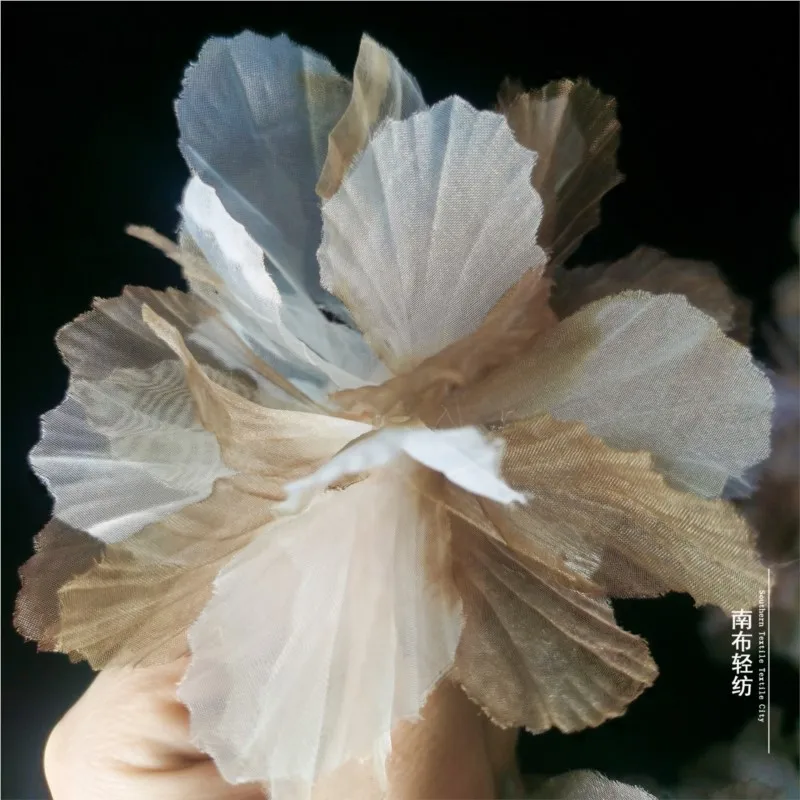 Коричневая трехмерная градиентная пряжа с несколькими листьями цветов - Фотография_4